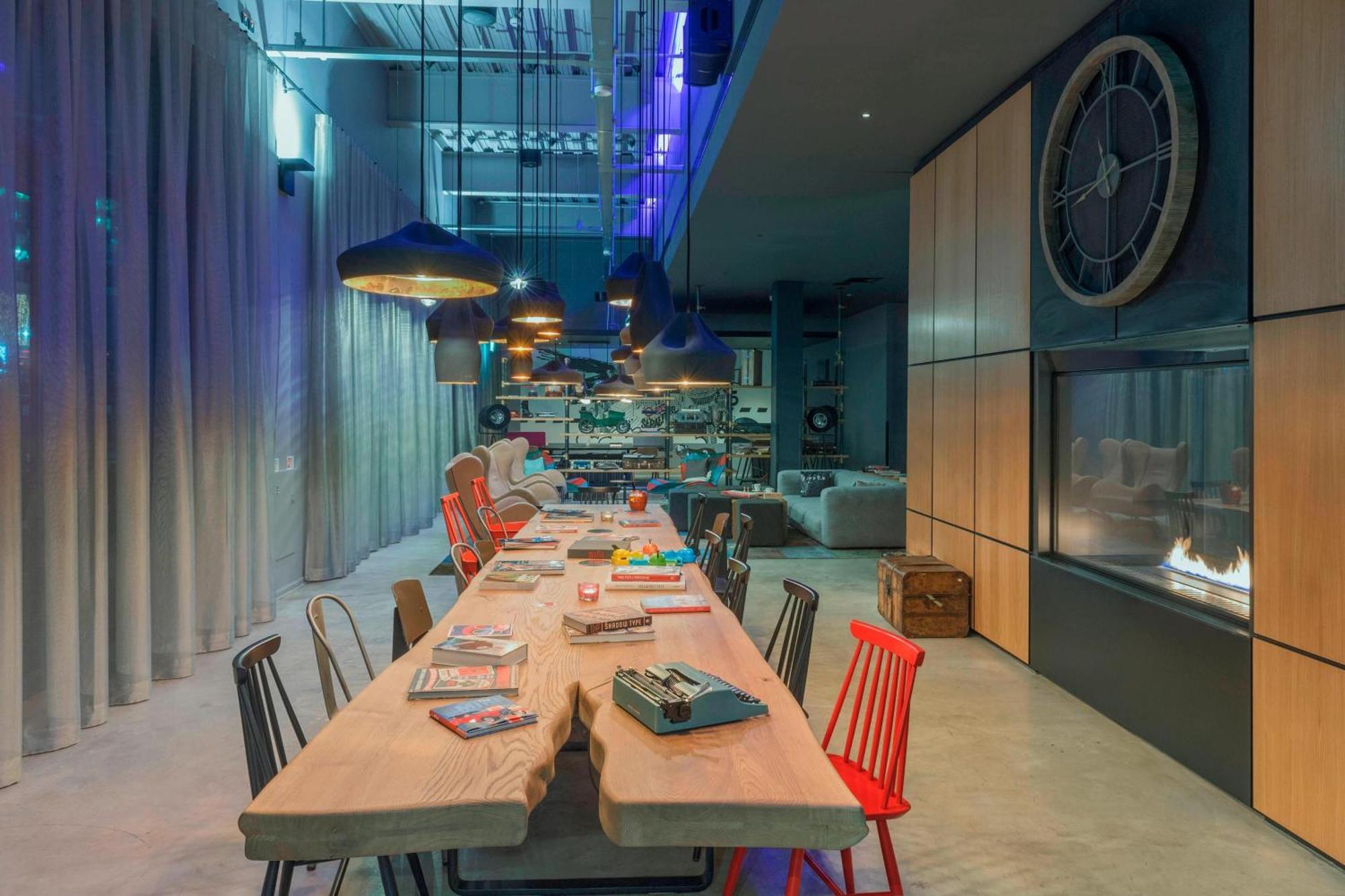 Отель Moxy Stratford 4*