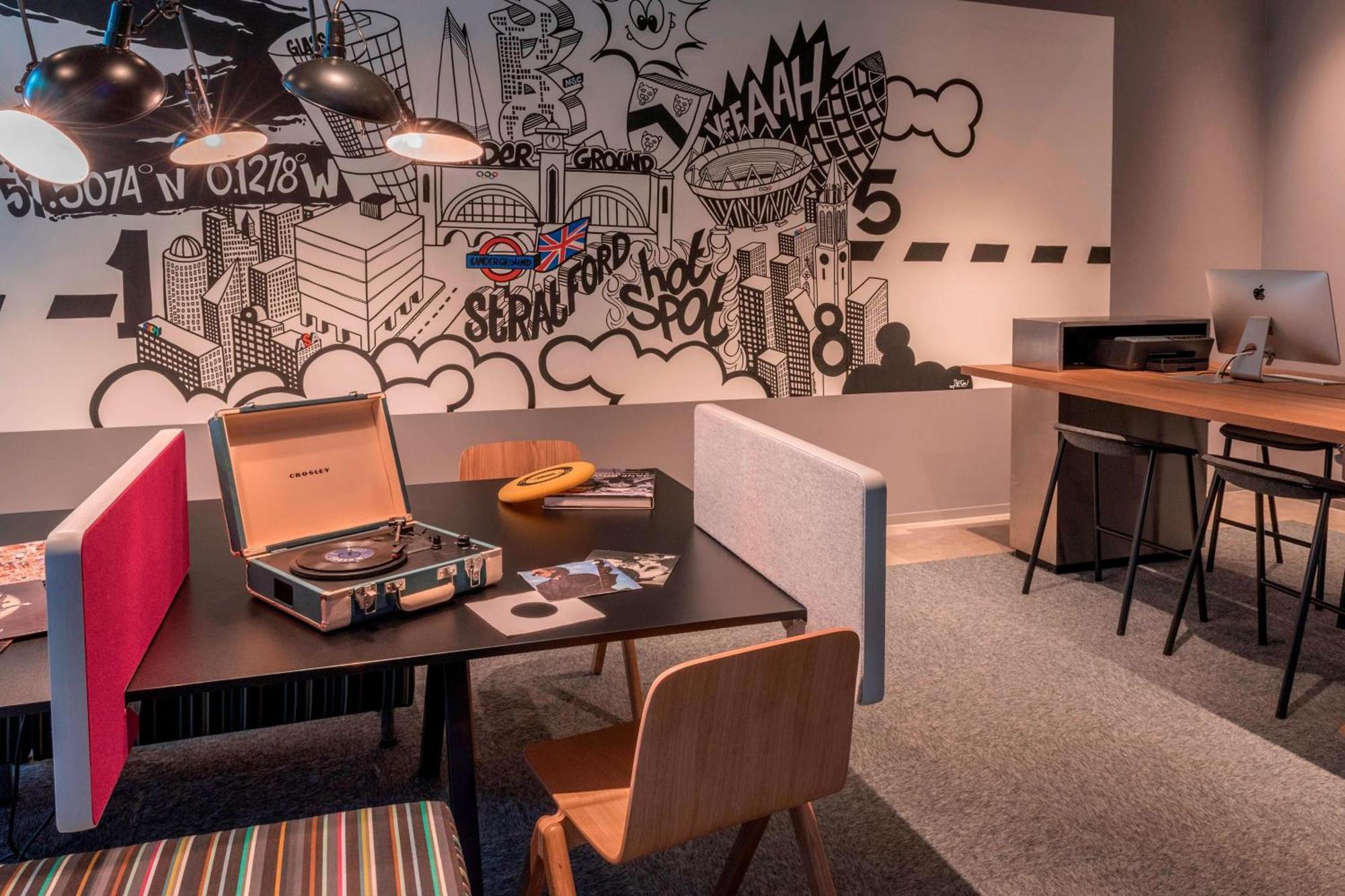 Отель Moxy Stratford Лондон