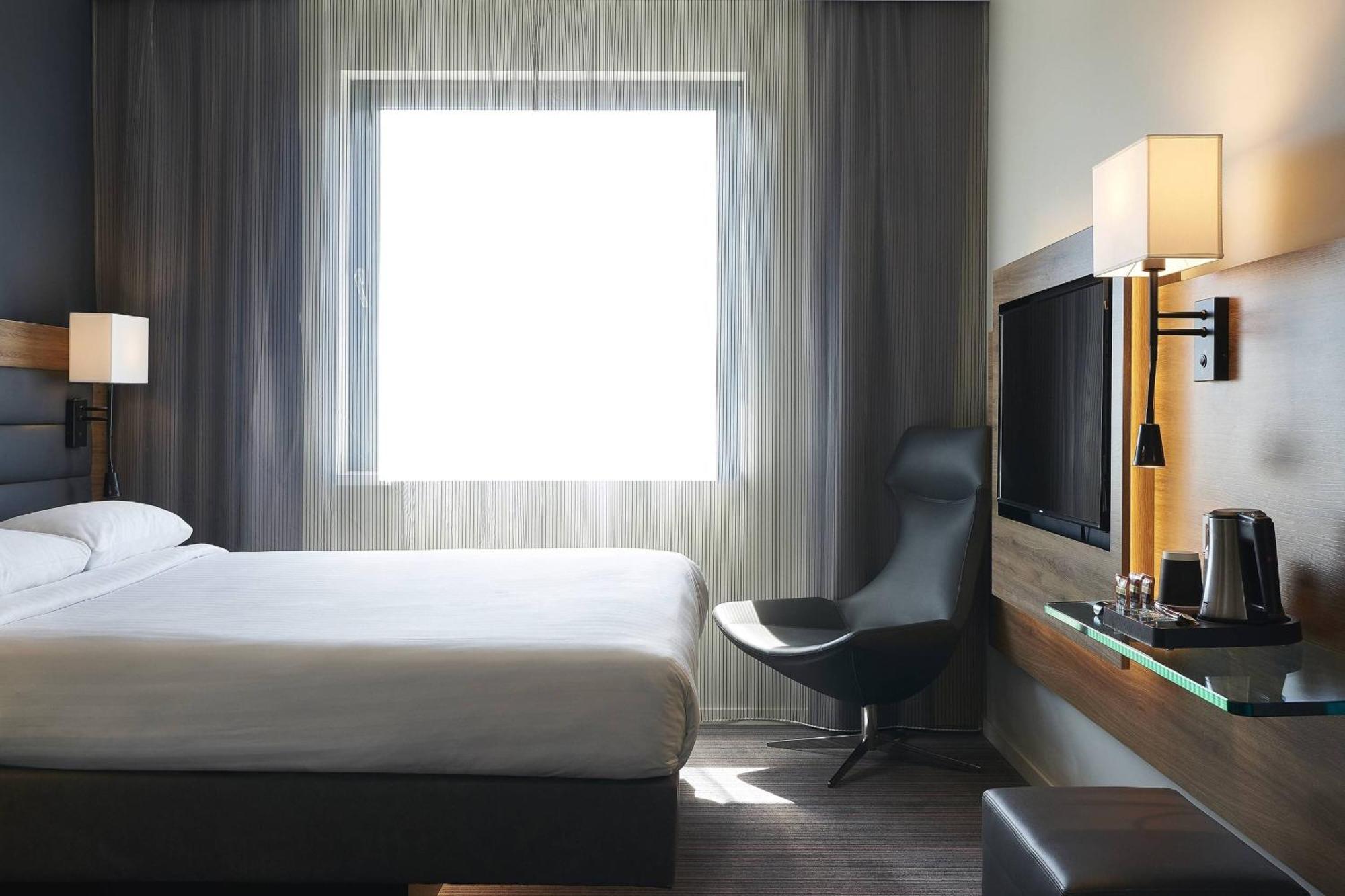 Отель Moxy Stratford 4*