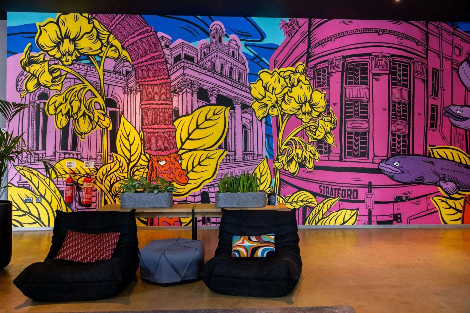 Отель Moxy Stratford 4*
